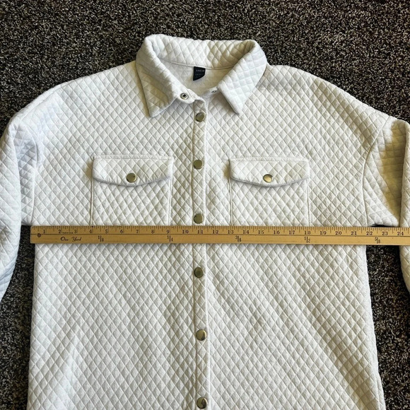 SHEIN Quilted button up top - Picture 4 of 6